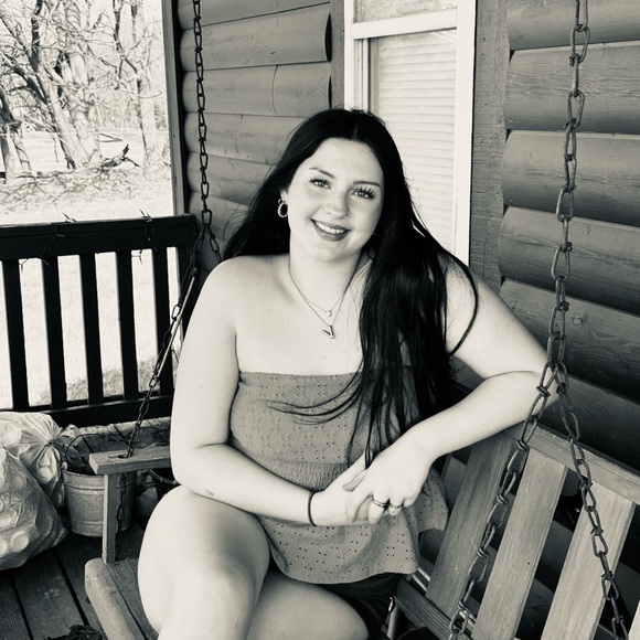 Meet your Posher, Rachael I go by Rae! Thanks 🙏 - Picture 2 of 8